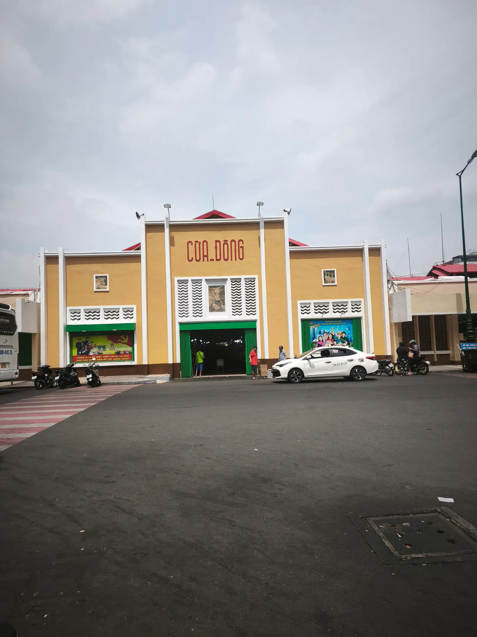 Cửa Đông chợ Bến Thành